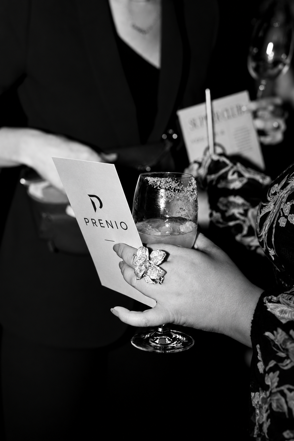 A guest holding a PRENIO card at a restaurant